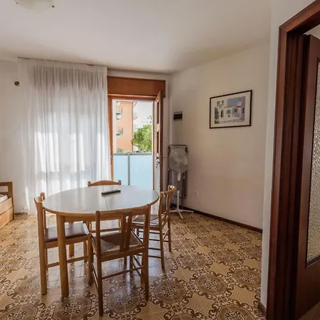 Bright Flat Close To Promenade Apartman *